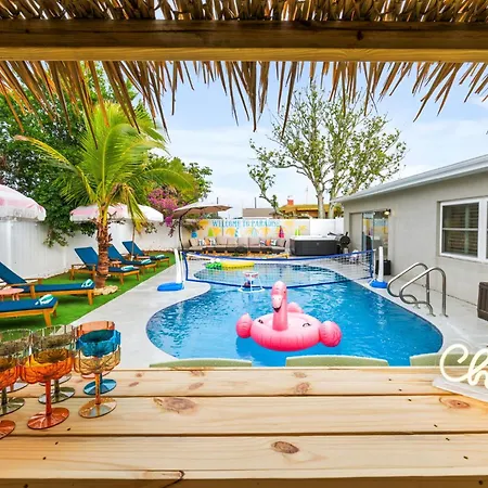 4 Bedroom Oasis Pool Tiki Hut Hot Tub Ping Pong Arcade